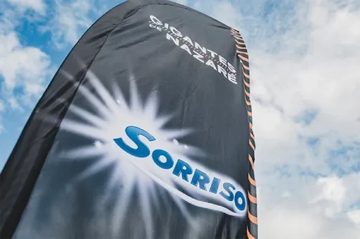 Sorriso em Gigantes de Nazaré